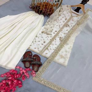 Ensemble haut et pantalon palazzo VASTRA COTTAGE en pure soie avec manches brodées de sequins, rivets et perles, et dupatta brodée sur quatre côtés - Product Image 2