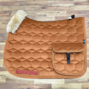 TOUGH TACK Tapis de selle tout usage en velours avec matelassage alvéolé, garniture supérieure en véritable peau de mouton pour plus de confort et poche de rangement 2026 - Product Image 2