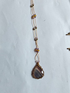 Collier fait main enroulé de fils avec pendentif en pierre goutte d'eau violette, perles multicolores, bijoux spirituels bohèmes - Product Image 1