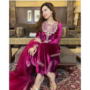 ชุดเดรสราตรีผ้ากำมะหยี่สีม่วงแดงออกแบบโดยดีไซเนอร์ชุดเดรสราตรีแบบสุภาพด้านบนด้านล่างและ dupatta - Product Image 3
