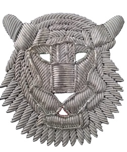 Insignias de Lujo Hechas a Mano con Hilo Dorado para Blazers, Bordado Personalizado con Efecto 3D en Relieve, Corona Resistente al Agua - Product Image 3