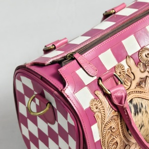 Bolsa de Viaje de Cuero a Cuadros Rosa y Blanco con Cierre de Cremallera, Bolso de Mano Casual y Portátil - Product Image 4