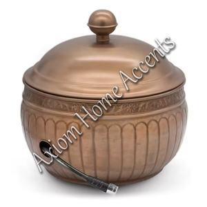 Olla de manguera de jardín de cobre martillado con tapa elegante y resistente a la intemperie para almacenamiento de manguera al aire libre por Axiom Home Accents - Product Image 2