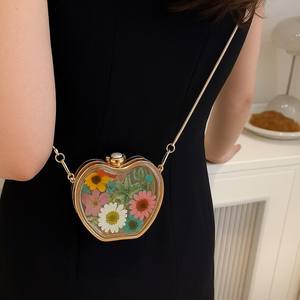 Sculpture de table en résine de fleurs naturelles en forme de cœur, écologique, décoration d'intérieur, cadeau fait main pour mariage et Saint-Valentin - Product Image 5