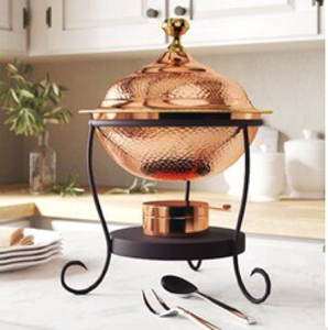 Servidor de buffet estilo industrial con cúpula de cobre martillado sobre una base robusta de hierro forjado negro. Disponible a precios de mayorista. - Product Image 2