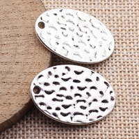 Colgante ovalado martillado con hoyuelos 30x20mm de aleación de zinc plateado envejecido para diario, cinta o marcapáginas
