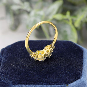 Bague de fiançailles classique unisexe en argent 925 plaqué rhodium, or jaune, moissanite, trois pierres, taille brillant, sertie à griffes - Product Image 3