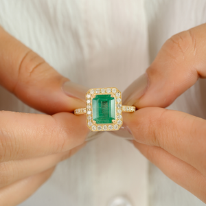 Diseño Exclusivo de Lujo 2.5ct. Anillo de Compromiso con Halo de Diamantes y Esmeralda Zambiana, Joyería Nupcial de Oro Amarillo Real de 14K - Product Image 2