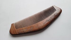 Peine de madera de calidad premium, herramienta natural para peinar el cabello para todo tipo de cabello, disponible con calidad y precio de exportación. - Product Image 5