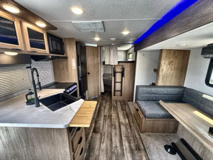 Lujosas y Confortables Autocaravanas y Casas Rodantes Forest River Alpha Wolf 23DBH-L 2023 2024 2025 - Product Image 3