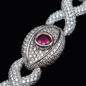 Bracelet de luxe pour femme Infinity Link Eye en or blanc 14 carats avec diamant de laboratoire taille brillant couleur D et sertissage pavé de rubis rouges - Product Image 5
