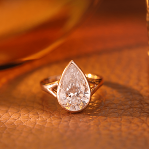 Anillo de compromiso con diamante cultivado en laboratorio de 3 quilates con corte de pera, anillo con bisel tipo cesta, fabricante mayorista de joyería con diamantes CVD/HPHT - Product Image 1