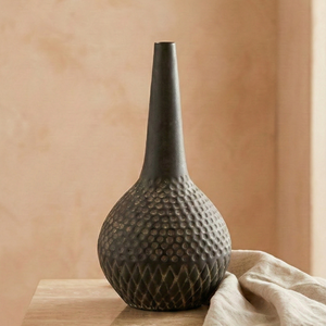 Jarrón de flores artesanal con textura martillada y acabado antiguo en forma de botella sencilla, perfecto para decoración del hogar, bodas y jardín. - Product Image 1