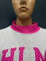 Sudadera de cuello alto de forro polar para mujer, personalizada con bordado, color rosa liso, con aplique frontal y diseño de letras, manga regular, tejida.