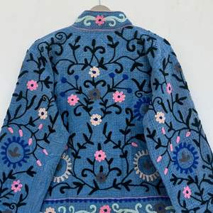 Veste de festival en tissu Suzani d'Ouzbékistan |   Manteau Bohème Brodé Artisanal & Kimono pour Invitée de Mariage - Product Image 5
