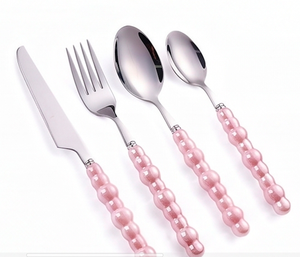 Ensemble de couverts élégants à poignée perlée rose, en métal poli miroir, pour la décoration de table de mariage - Product Image 1