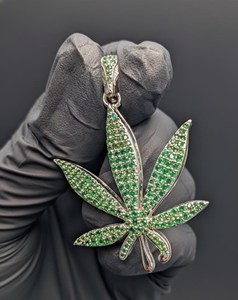 Collier pendentif feuille en moissanite couleur verte en argent sterling 925, style hip-hop glacé, pour rappeurs, idéal pour les soirées. - Product Image 3