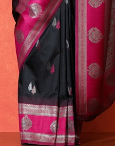 Sari de Seda Katan con Diseño Tejido KV, Sari Negro con Blusa Sin Coser - Product Image 5