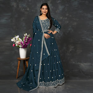 Elegante Vestido Bordado en Chiffon con Corte Fluido, Detalle Intrincado en el Escote y Drapeado Coordinado - Product Image 1