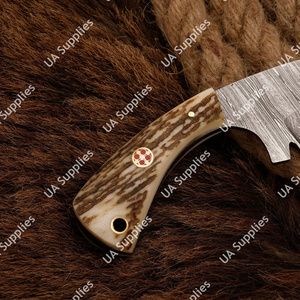 มีดสกินเนอร์เหล็กดามัสกัสคุณภาพสูง ขายดี สำหรับการล่าสัตว์แบบมืออาชีพ พร้อมด้ามจับทำจากเขาสัตว์และปลอกหนัง ขนาด 3 นิ้ว - Product Image 5