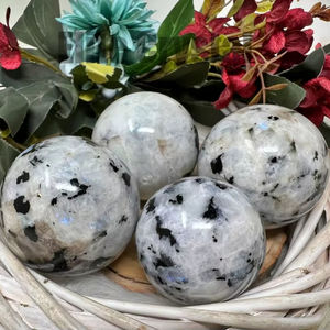 ลูกบอลหินมูนสโตนสีขาวคุณภาพสูง ทรงกลม ธรรมชาติ ประกายสวยงาม สำหรับการทำเรกิ การบำบัด การทำสมาธิ ของตกแต่ง ขายส่ง งานฝีมือคริสตัล - Product Image 3