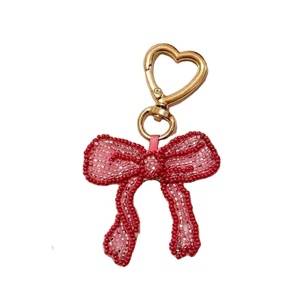 Llavero con lazo de cuentas y dije de cinta rosa, para sujetar a llaves o como adorno de bolso, bordado con cuentas, ideal como regalo de cumpleaños o aniversario - Product Image 1