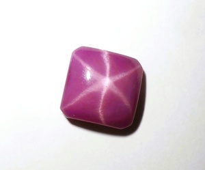 Rubis Étoilé Rouge Carré 11x11 mm 9,5 Carats Créé en Laboratoire Poli Opaque Cabochon avec Effet Étoile à 6 Branches pour la Fabrication de Bijoux - Product Image 4