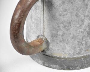 Maceta de metal galvanizado con forma de jarra para exhibir plantas en interiores y exteriores, como centro de mesa decorativo y para el alféizar de la ventana. - Product Image 6