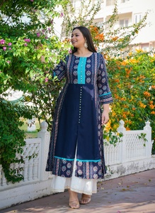 Kurti en rayonne pour femme grande taille, coupe trapèze, imprimé floral bleu, brodé, col rond, manches trois quarts, confortable à porter - Product Image 3
