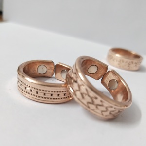 Bague en cuivre magnétique minimaliste ajustable à extrémités ouvertes, simple et thérapeutique, avec aimants intégrés, en vente - Product Image 6