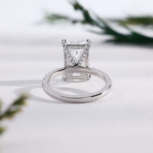 Bague de fiançailles en or blanc élégante avec diamant taille radiant, sertissage double griffe exquis, bande pavée, bijoux fins pour mariage - Product Image 3