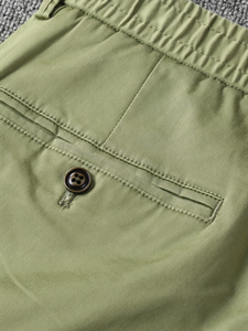 Pantalones cortos de verano para hombre con logotipo frontal, 100% algodón, transpirables, cintura elástica, casuales, hasta la rodilla, tipo cargo, hechos en Bangladesh. - Product Image 4