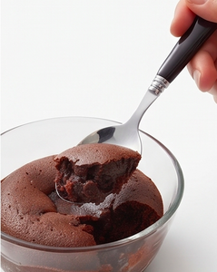 Juego de cubiertos clásico con mangos negros, cuchillo, tenedor y cuchara de acero inoxidable, apto para lavavajillas, para uso en mesas de boda. - Product Image 4