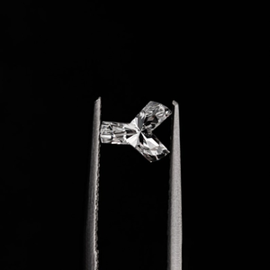 Nouvel Arrivage Diamant Solitaire Lettre Y de 1 Carat Certifié IGI VVS, Cultivé en Laboratoire, Taillé Fantaisie, Perforé au Laser, pour la Fabrication de Pendentifs, Meilleur Prix - Product Image 3