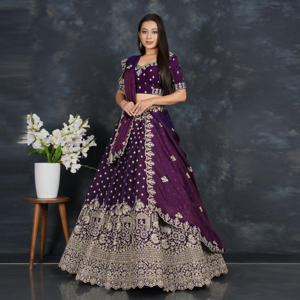 Lehenga Choli finition mousse |   Motif Zari en or fin |   Grand bordure artisanale |   Ensemble de dupatta drapé et fluide - Product Image 1
