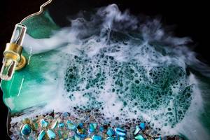 ถาดเสิร์ฟเรซิ่นรูปทรงโอเชียนจีโอด งานฝีมือเหนือกาลเวลา ประดับด้วยคริสตัล ดีไซน์ศิลปะชายหาดแบบอีพ็อกซี่ ทำด้วยมือ ขนาดสั่งทำได้ พร้อมหูจับสีทอง - Product Image 5