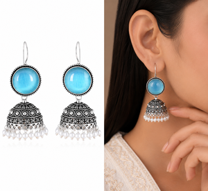 Pendientes Jhumka Vintage de Latón y Aleación de Zinc, Plateados en Plata Antigua con Piedra Azul |   Pendientes de Perlas Indias Hechos a Mano |   Étnico para Fiestas - Product Image 1