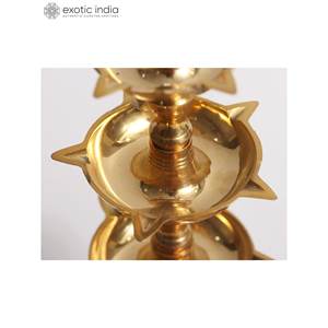 Lampe à huile traditionnelle à trois couches en laiton fait à la main de 11 pouces pour une occasion de festival Fabriqué en Inde Lampes à huile traditionnelles et accessoires - Product Image 3
