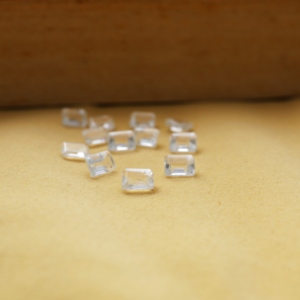 Pierre précieuse naturelle transparente de 4x6 mm, taille émeraude, non montée |   Effet de changement de couleur pour la fabrication de bijoux - Product Image 1