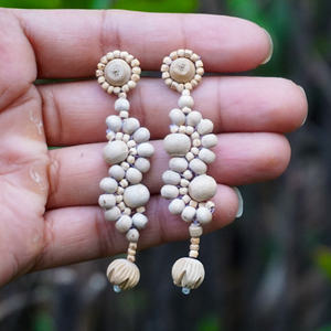 Boucles d'oreilles pendantes en bois de tulsi faites à la main de qualité supérieure, unisexes, tendance, bijoux ethniques, cadeau, collection de créateurs, légères - Product Image 4