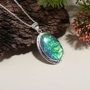 Élégant pendentif triple opale verte en argent sterling plaqué or, serti clos, style vintage, bijou de fiançailles, cadeau pour elle - Product Image 3