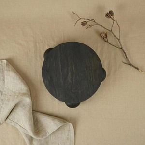 Plateau en bois de style abstrait avec pied, emballage individuel, design minimaliste rond, plateau artisanal - Product Image 6