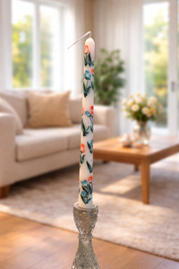 Améliorez votre espace de vie avec cette élégante bougie conique florale peinte à la main, conçue pour apporter du charme et de la chaleur. - Product Image 2