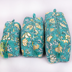 Sacs de voyage matelassés en coton faits à la main pour femmes, trousses de toilette imprimées à motifs floraux personnalisés, pochettes organisatrices de cosmétiques en gros - Product Image 1