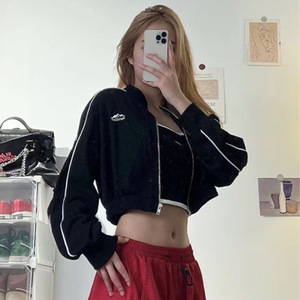 เสื้อแจ็คเก็ตไหมพรมสีดำสำหรับผู้หญิงปี 2026 แต่งแถบสีขาวและโลโก้ปัก คอตั้ง แขนยาว สวมใส่สบายๆ สำหรับฤดูใบไม้ร่วง - Product Image 3