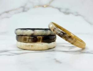 Bracelet jonc en corne de buffle poli, écologique, moderne, de forme ronde naturelle, bijou de collection artistique, artisanat durable - Product Image 1