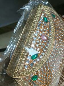Sac à main de soirée pour femme, accessoire de mode traditionnel haut de gamme, orné de pierres Kundan en mosaïque, idéal pour mariage et fêtes, à prix abordable. - Product Image 4