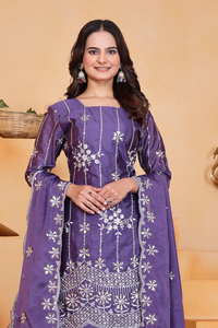 Ensemble Salwar trois pièces pour femme en soie Chinon élégante avec motif à sequins, comprenant un haut court, un pantalon palazzo fluide et un dupatta léger - Product Image 5