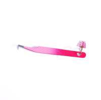 Pince à cils antistatique durable avec logo personnalisé dégradé rose, breloque nœud, précision en acier inoxydable, pointe en plastique pour extension de cils