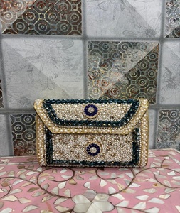 Elegante mini bolso clutch con adornos Kundan y finos detalles, ideal para bodas, bolso de mano metálico de F S International. - Product Image 6